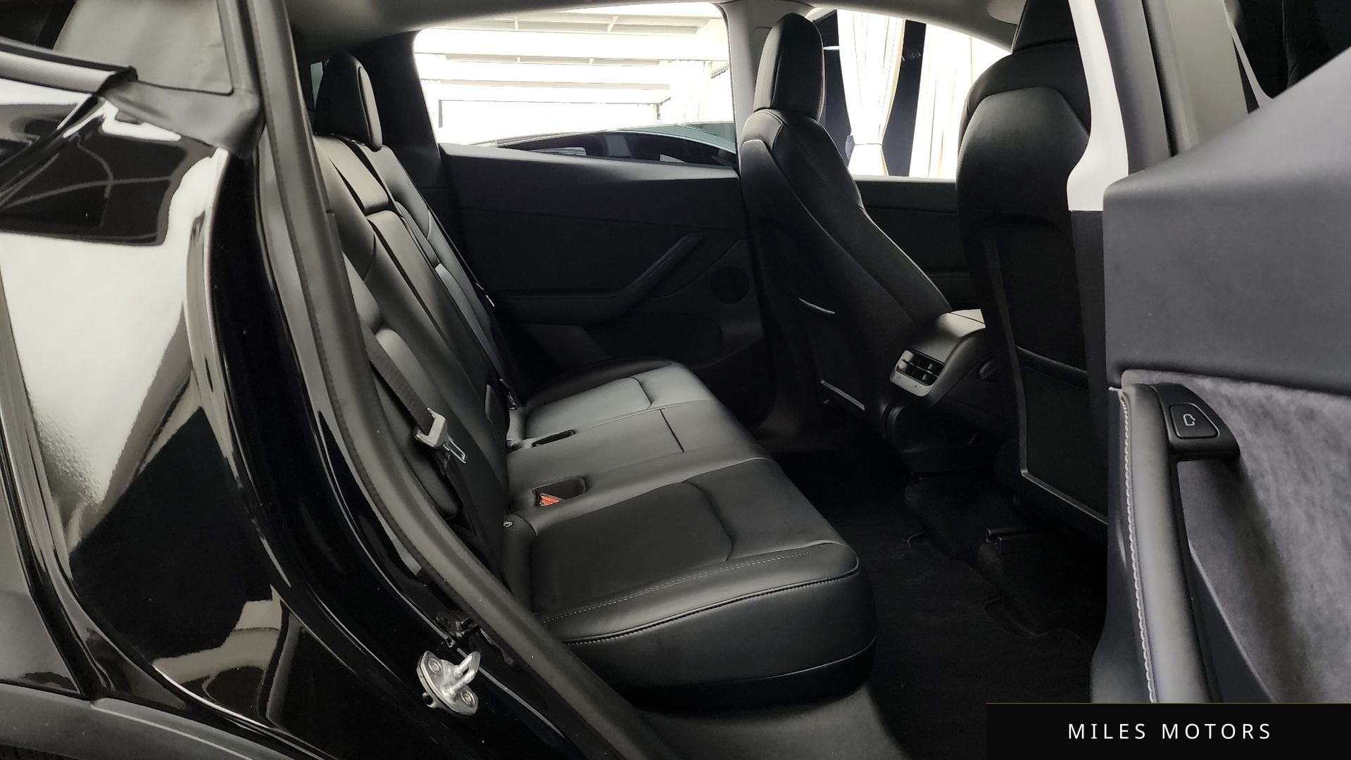 Tesla Model Y 2022 — миниатюра 12