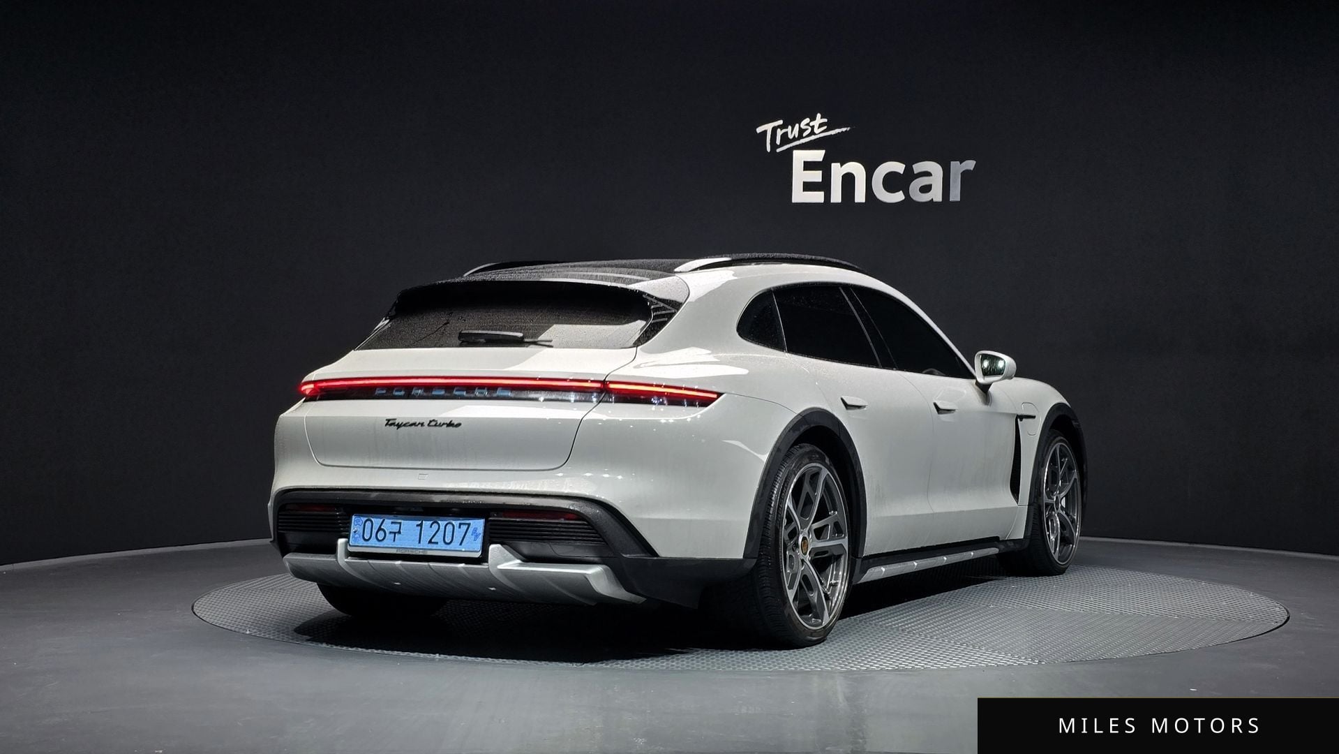 Porsche Taycan 2024 — миниатюра 2