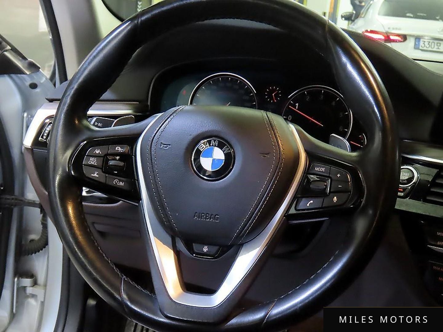 BMW 5 Series (G30) 2018 — миниатюра 8