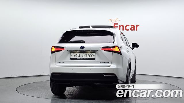 Лексус NX300h 2017 — миниатюра 4