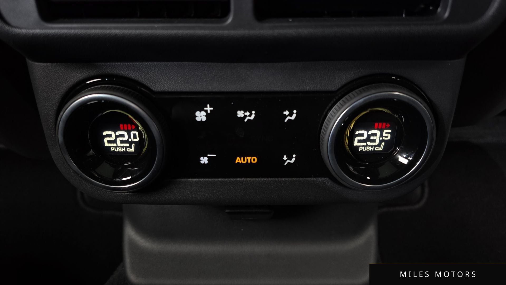 Land Rover 레인지로버 벨라 2025 — миниатюра 18