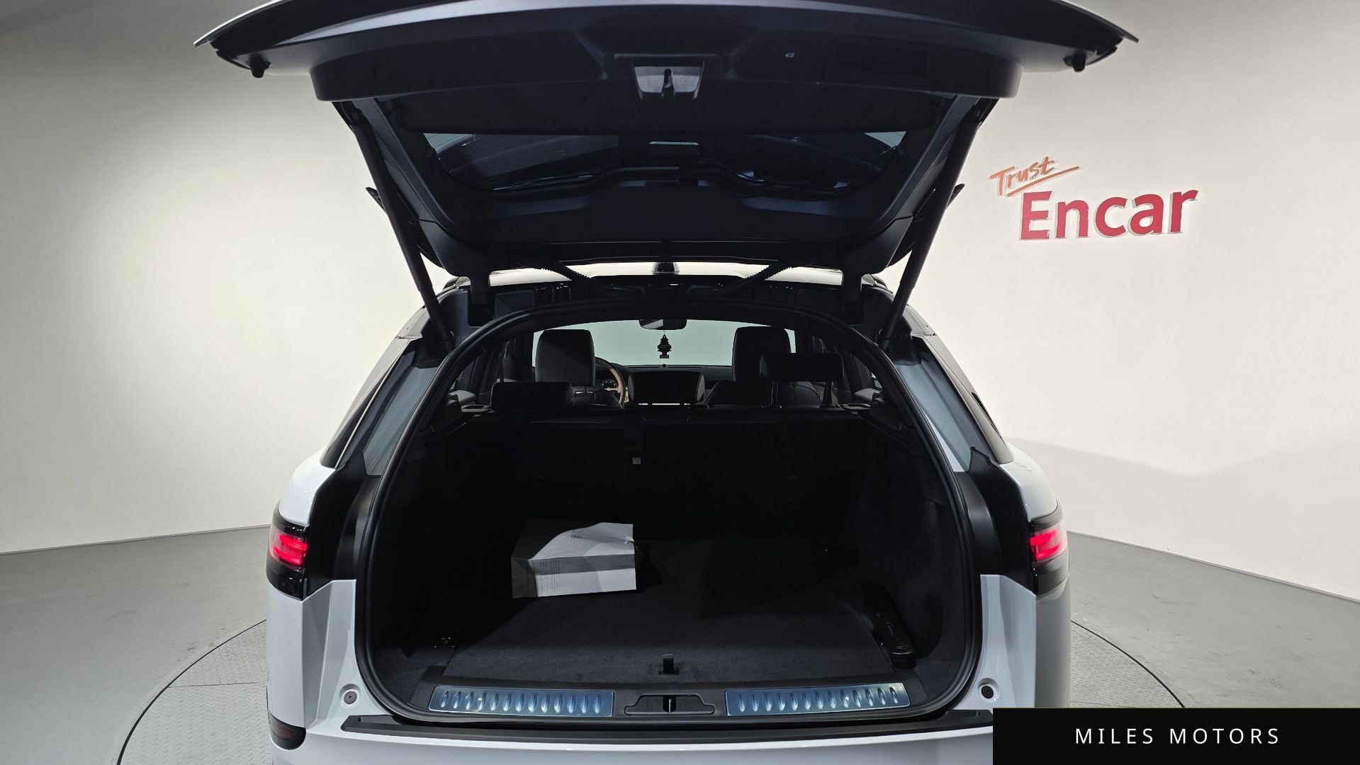 Land Rover 레인지로버 벨라 2025 — миниатюра 20