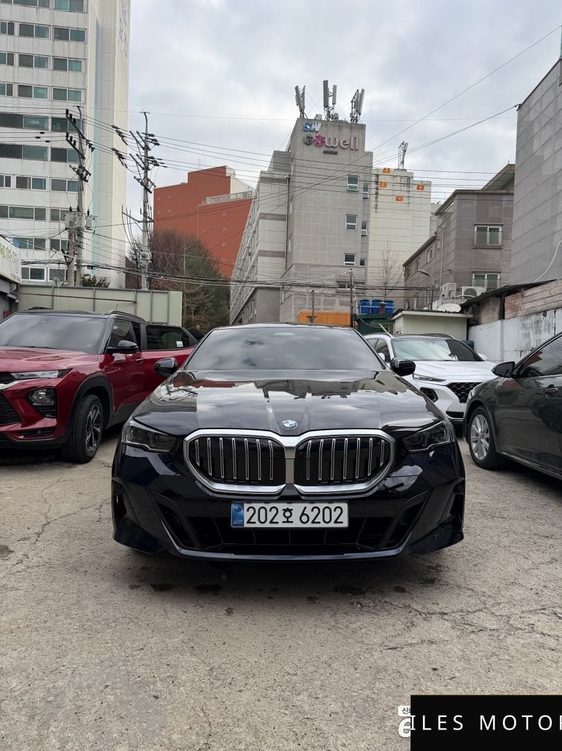 BMW 5 Series (G60) 2024 — миниатюра 3