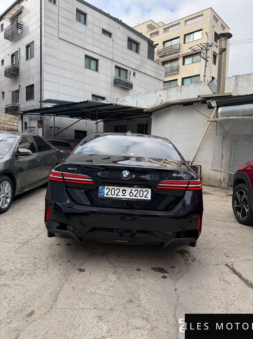 BMW 5 Series (G60) 2024 — миниатюра 4