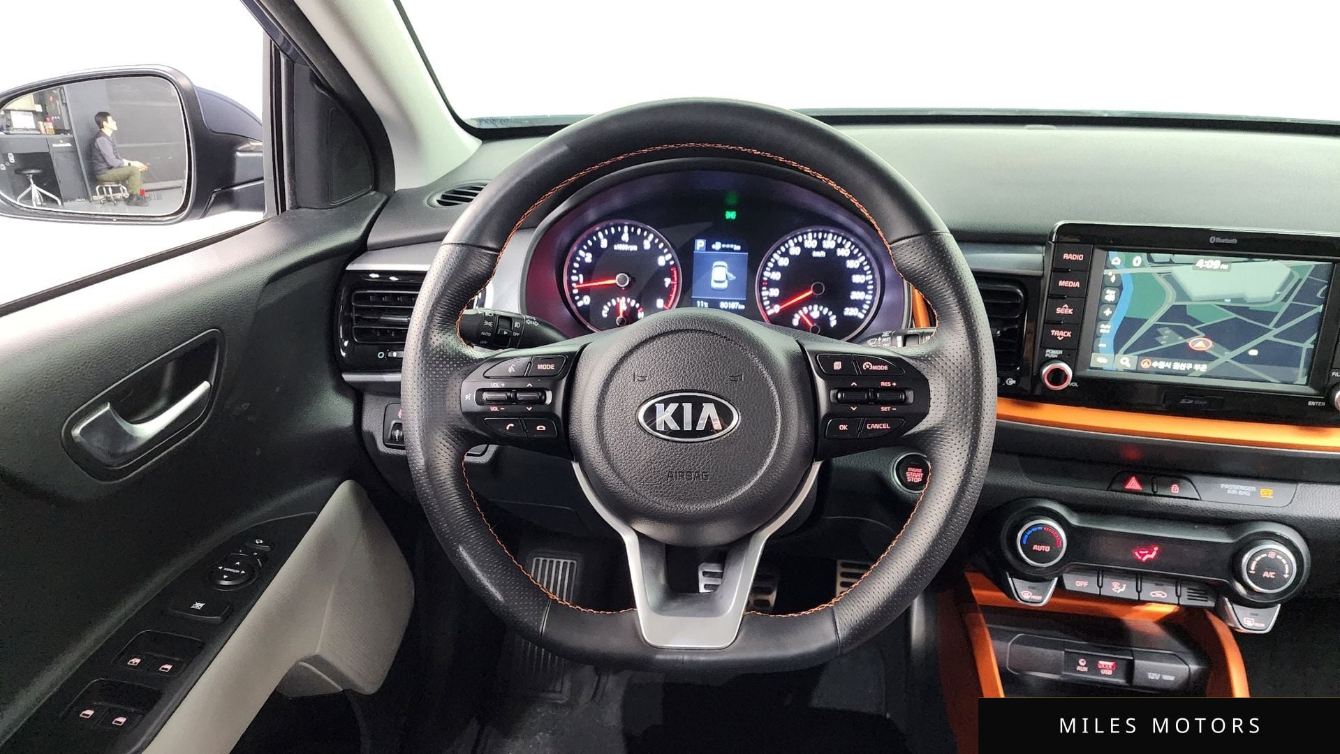 Kia 스토닉 2019 — миниатюра 13