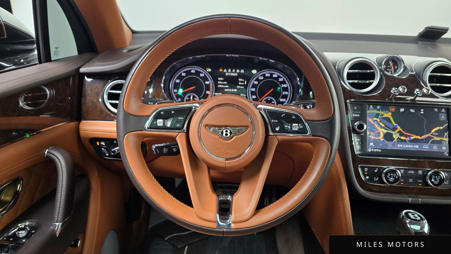 Bentley 벤테이가 2017 — миниатюра 13