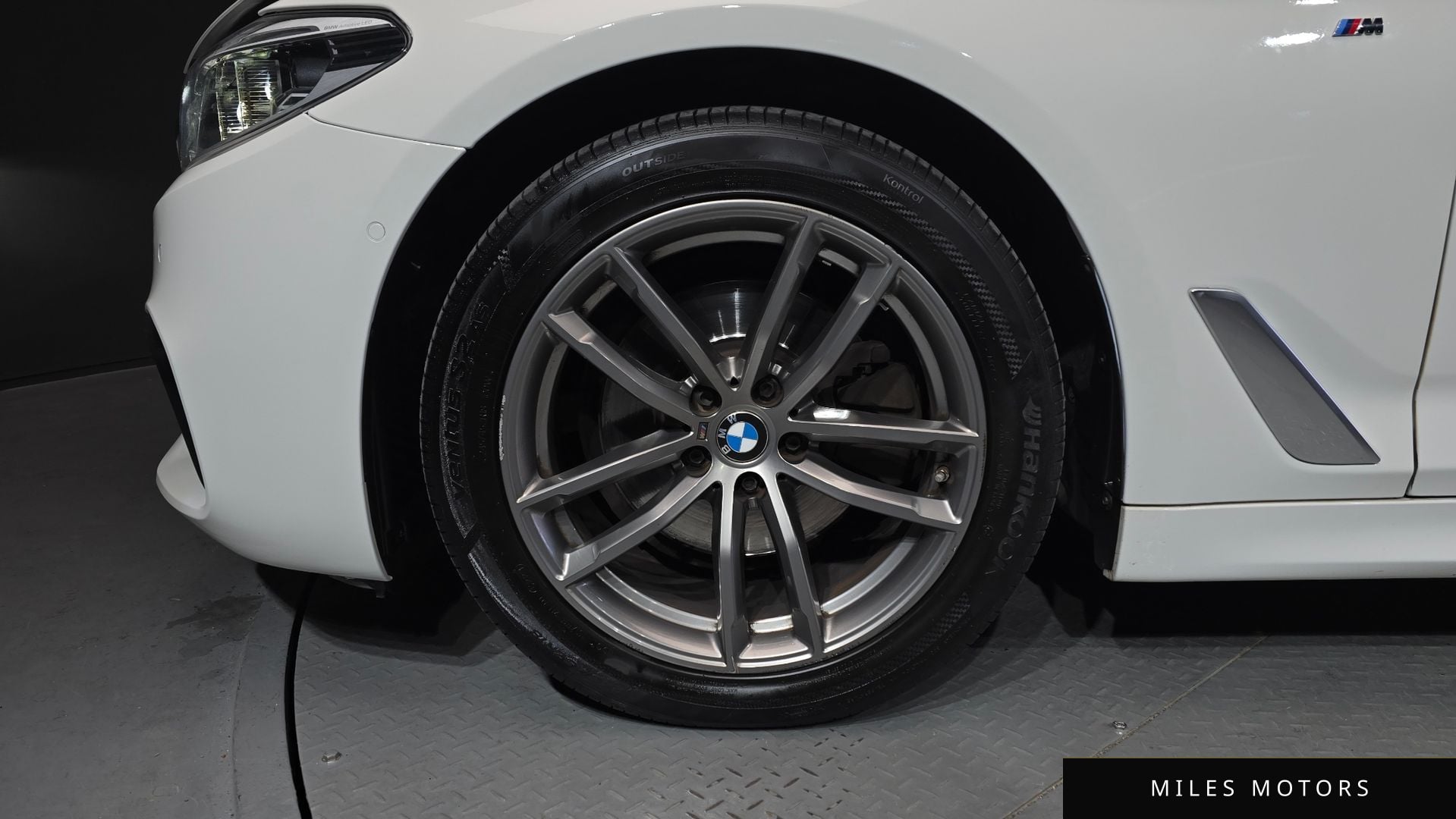 BMW 5 Series (G30) 2018 — миниатюра 5