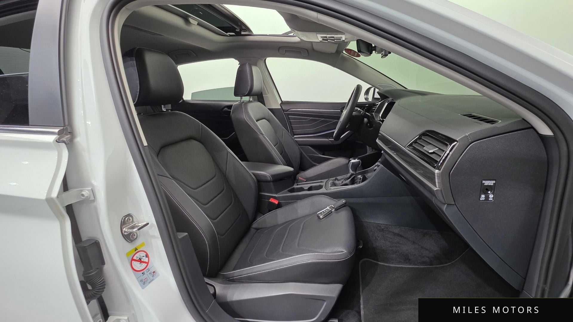 Volkswagen 제타 2023 — миниатюра 10