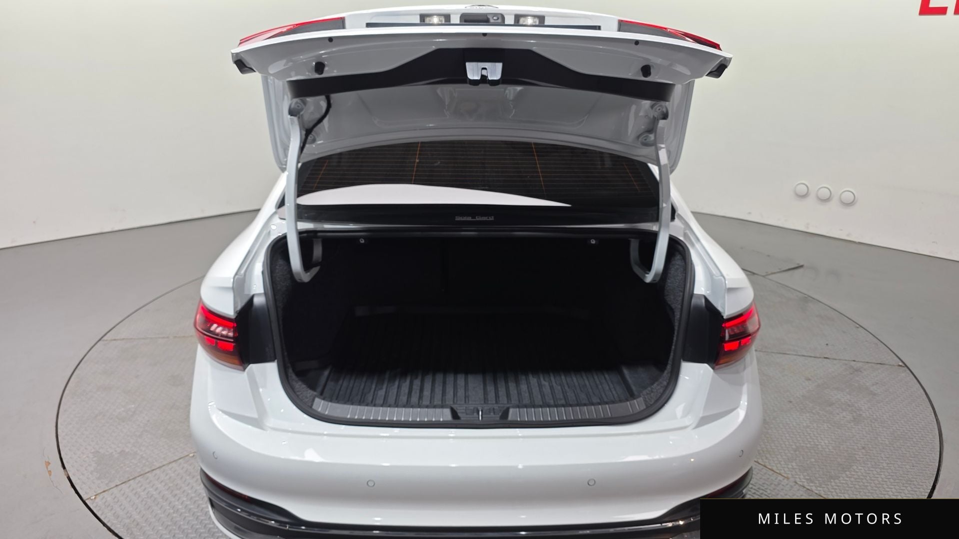 Volkswagen 제타 2023 — миниатюра 20