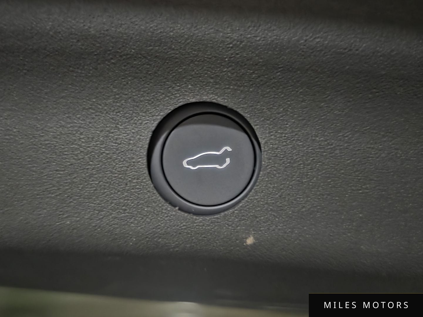 Tesla Model Y 2025 — миниатюра 8
