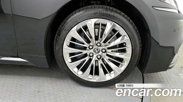 Лексус LS500h 2018 — миниатюра 5