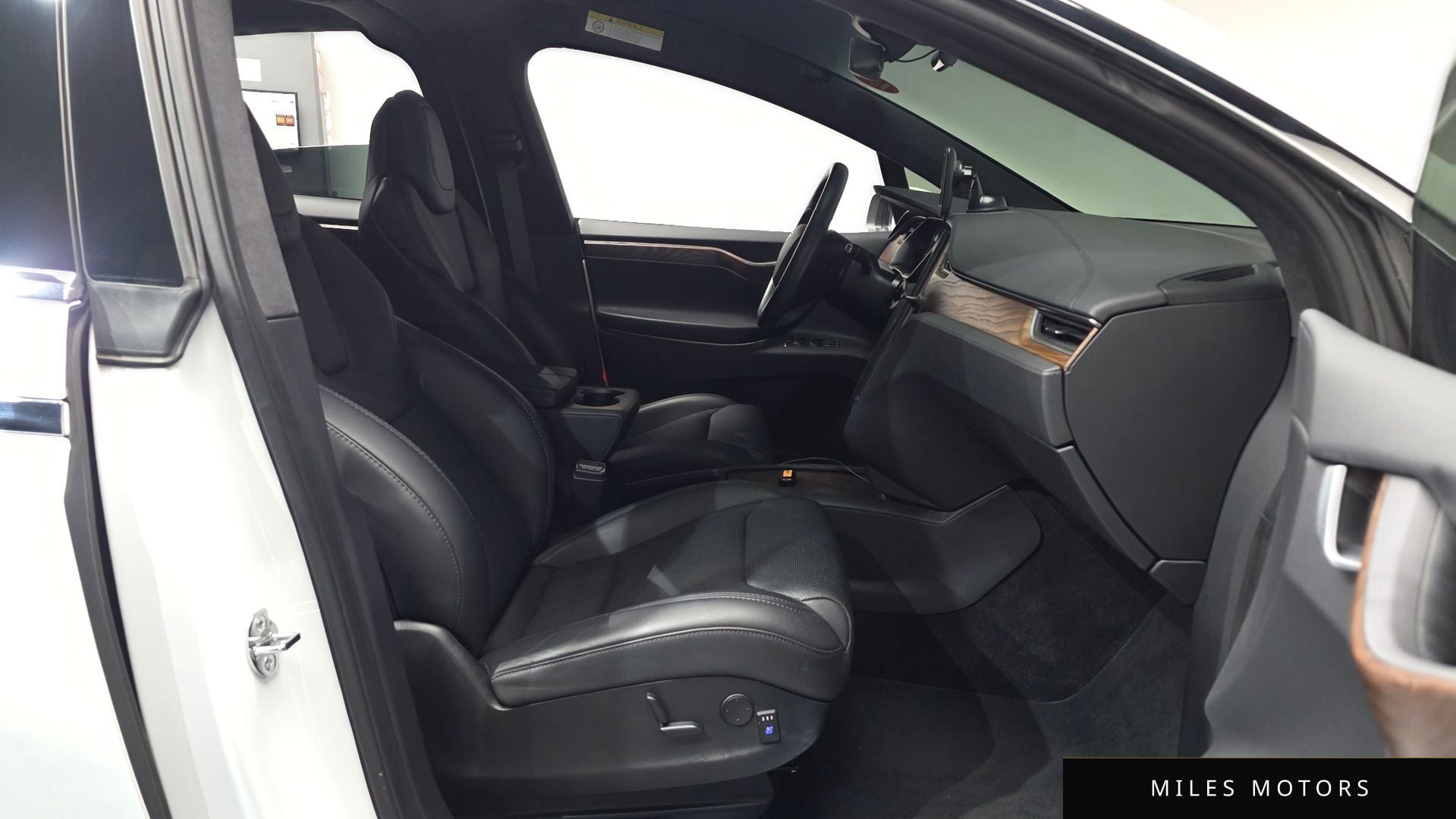 Tesla Model X 2019 — миниатюра 10