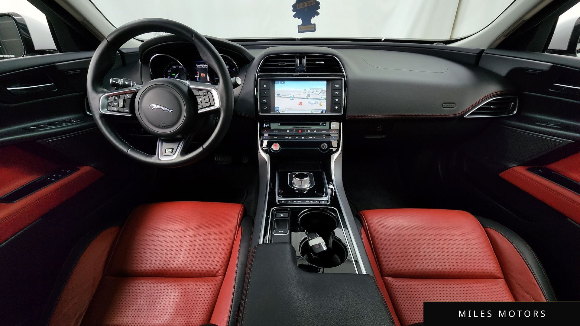 Jaguar XE 2016 — миниатюра 7