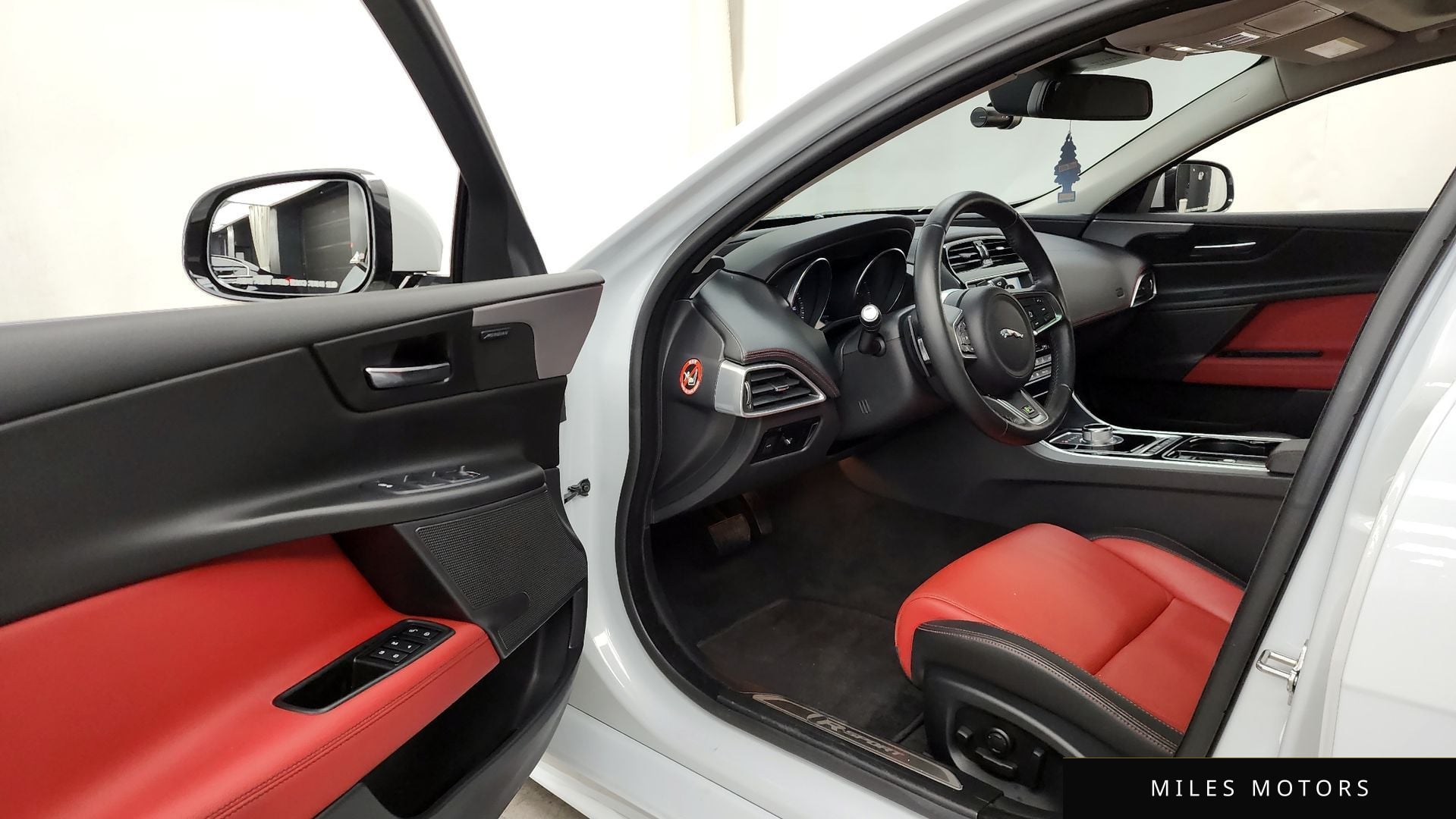 Jaguar XE 2016 — миниатюра 10