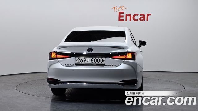Лексус ES300h 2020 — миниатюра 4