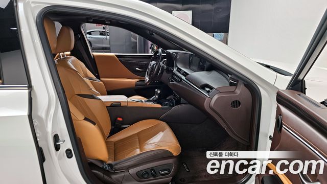 Лексус ES300h 2020 — миниатюра 10