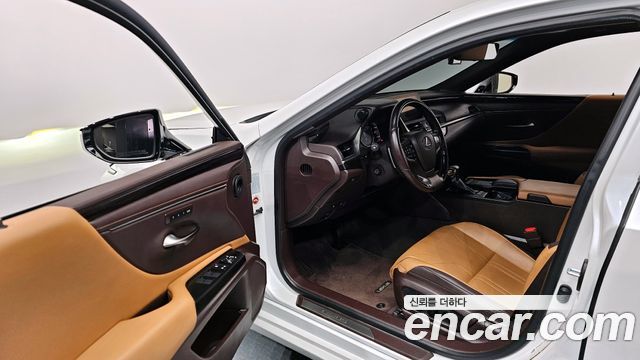 Лексус ES300h 2020 — миниатюра 11