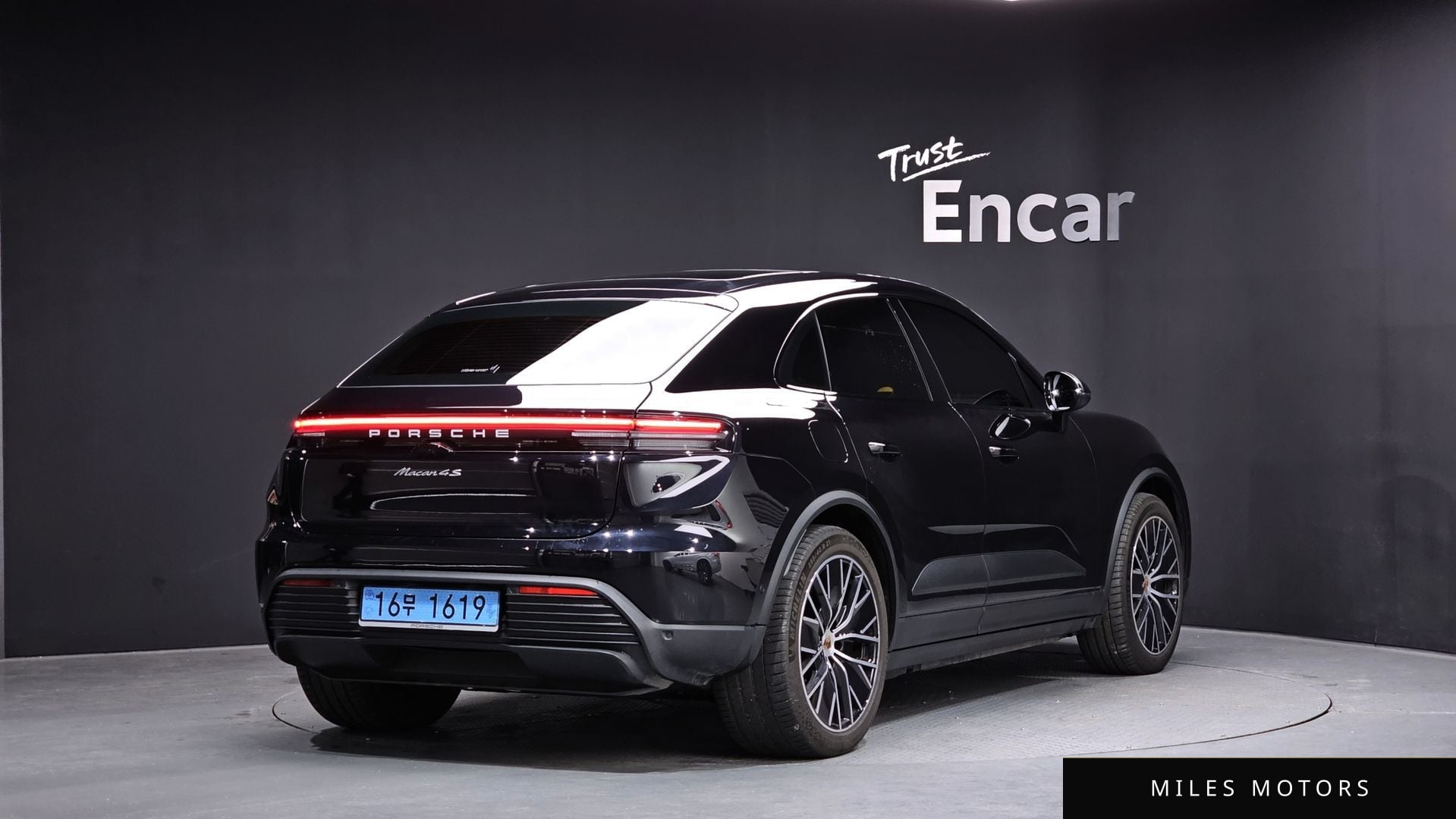 Porsche Macan 2025 — миниатюра 2