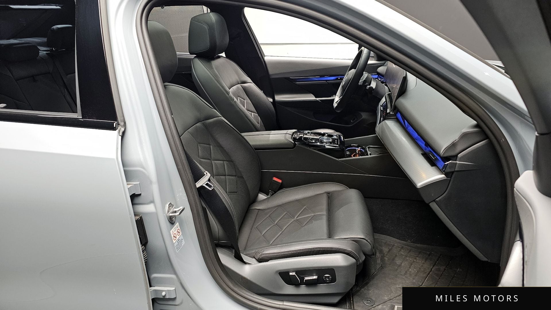 BMW 5 Series (G60) 2024 — миниатюра 10