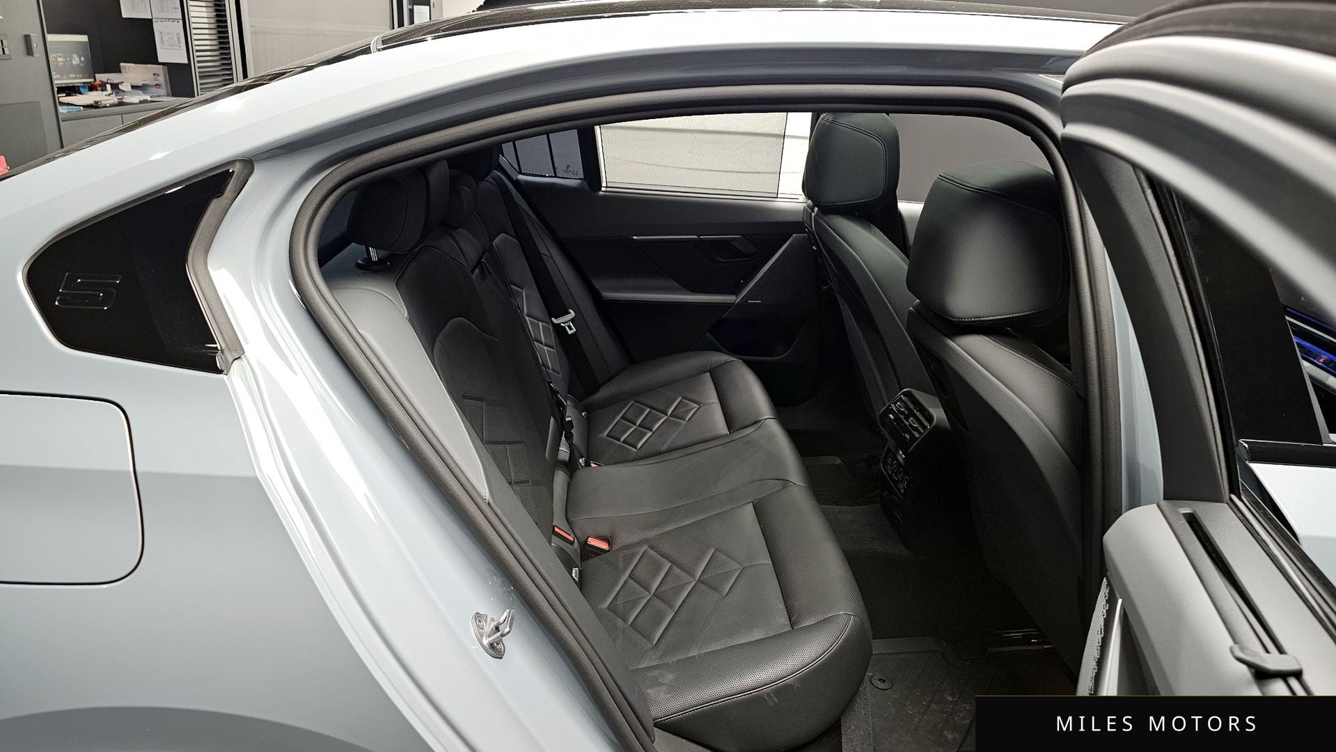 BMW 5 Series (G60) 2024 — миниатюра 11