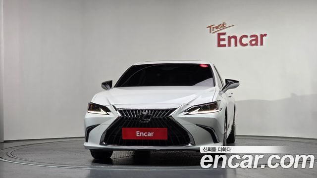 Лексус ES300h 2023 — миниатюра 3