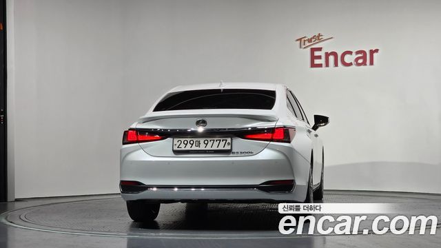 Лексус ES300h 2023 — миниатюра 4