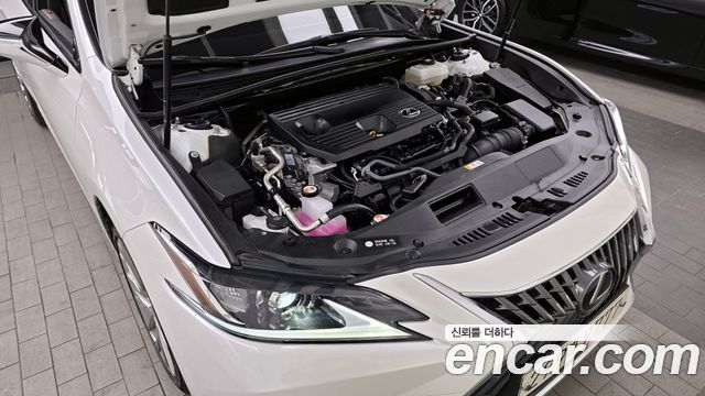Лексус ES300h 2023 — миниатюра 6