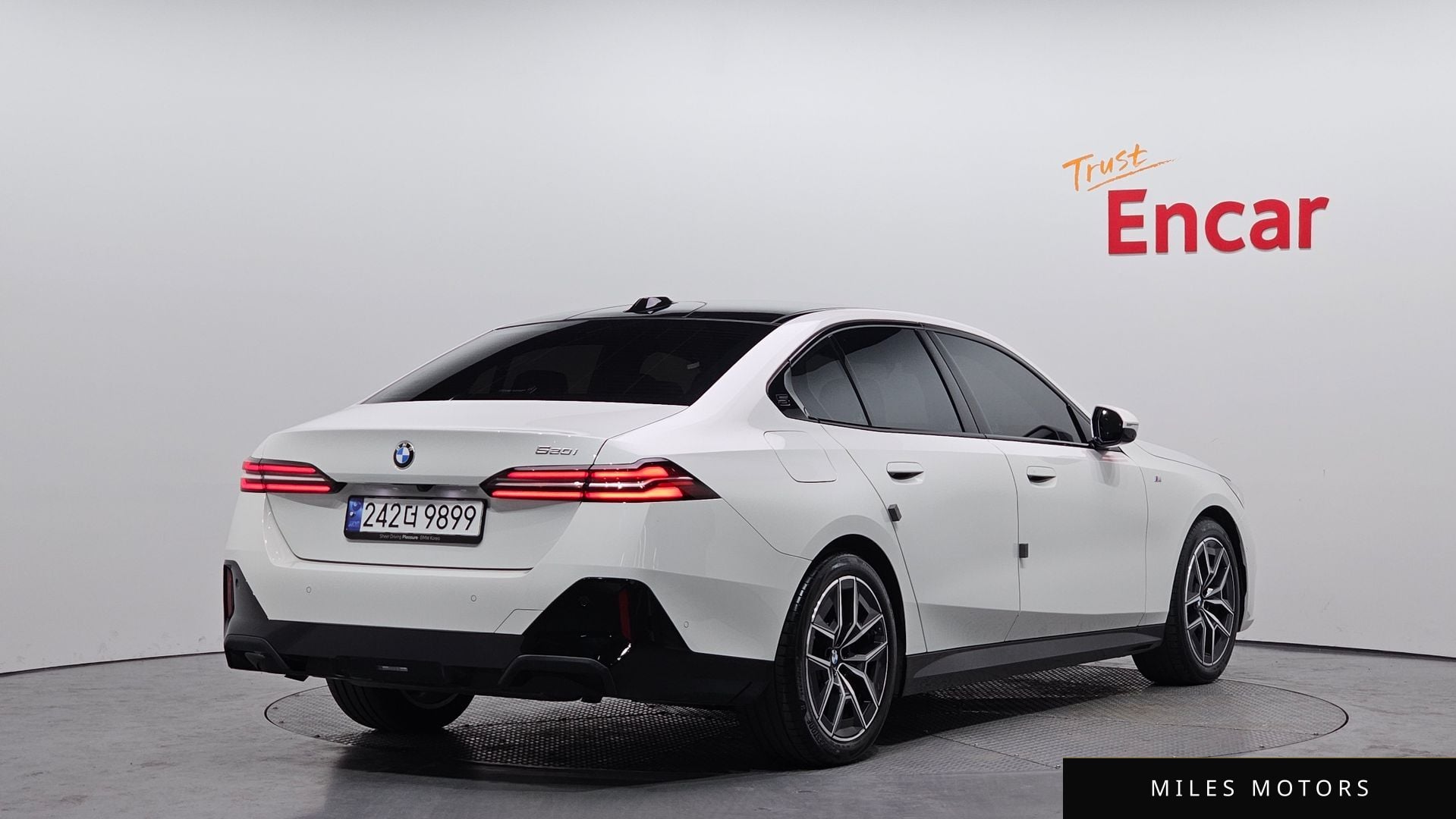 BMW 5 Series (G60) 2024 — миниатюра 2