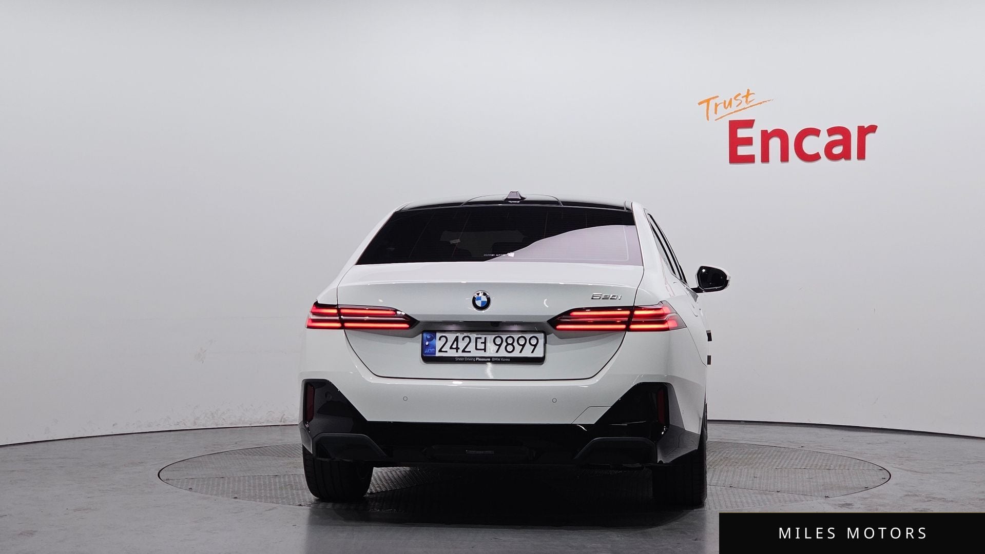 BMW 5 Series (G60) 2024 — миниатюра 4
