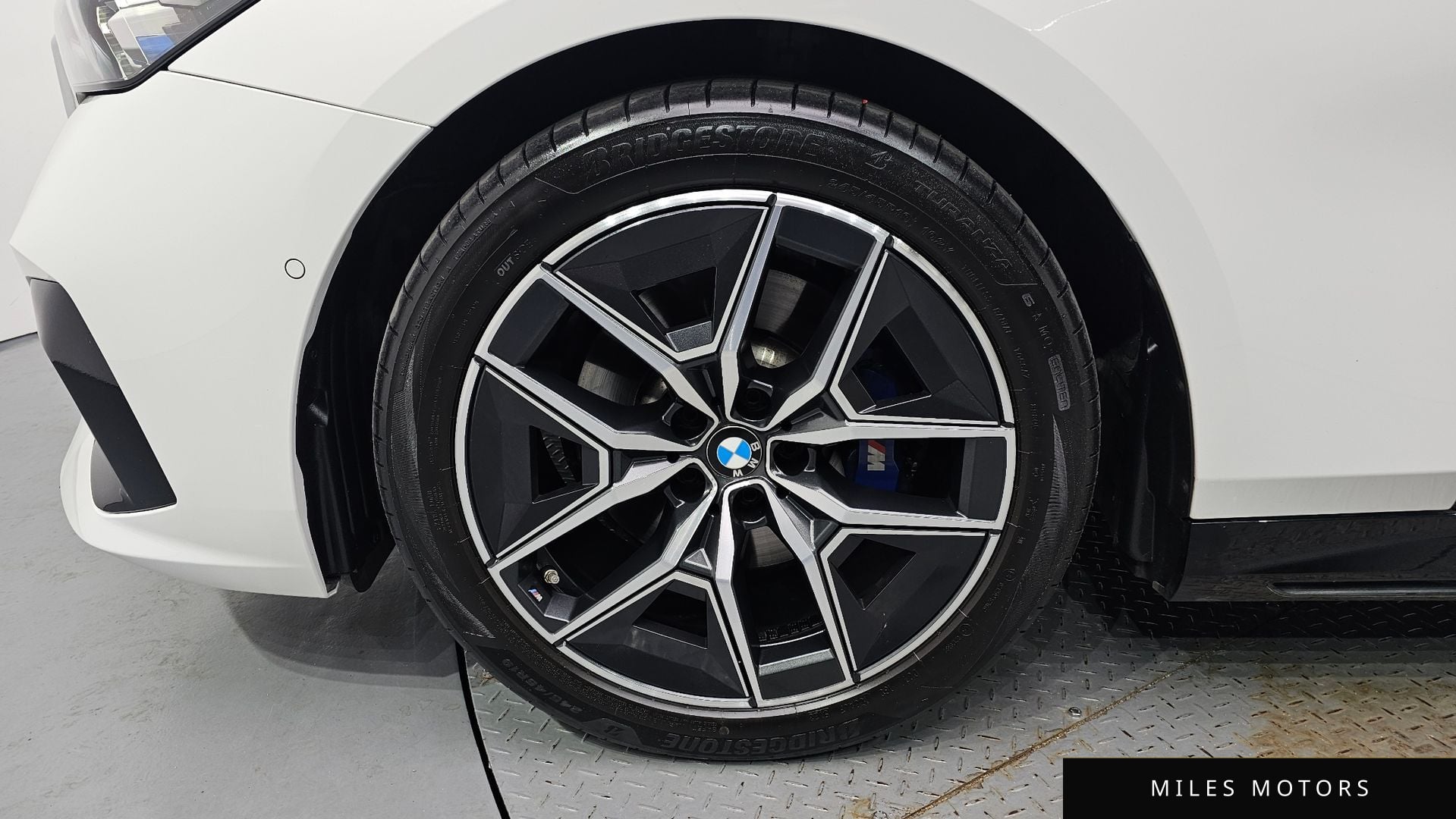 BMW 5 Series (G60) 2024 — миниатюра 5