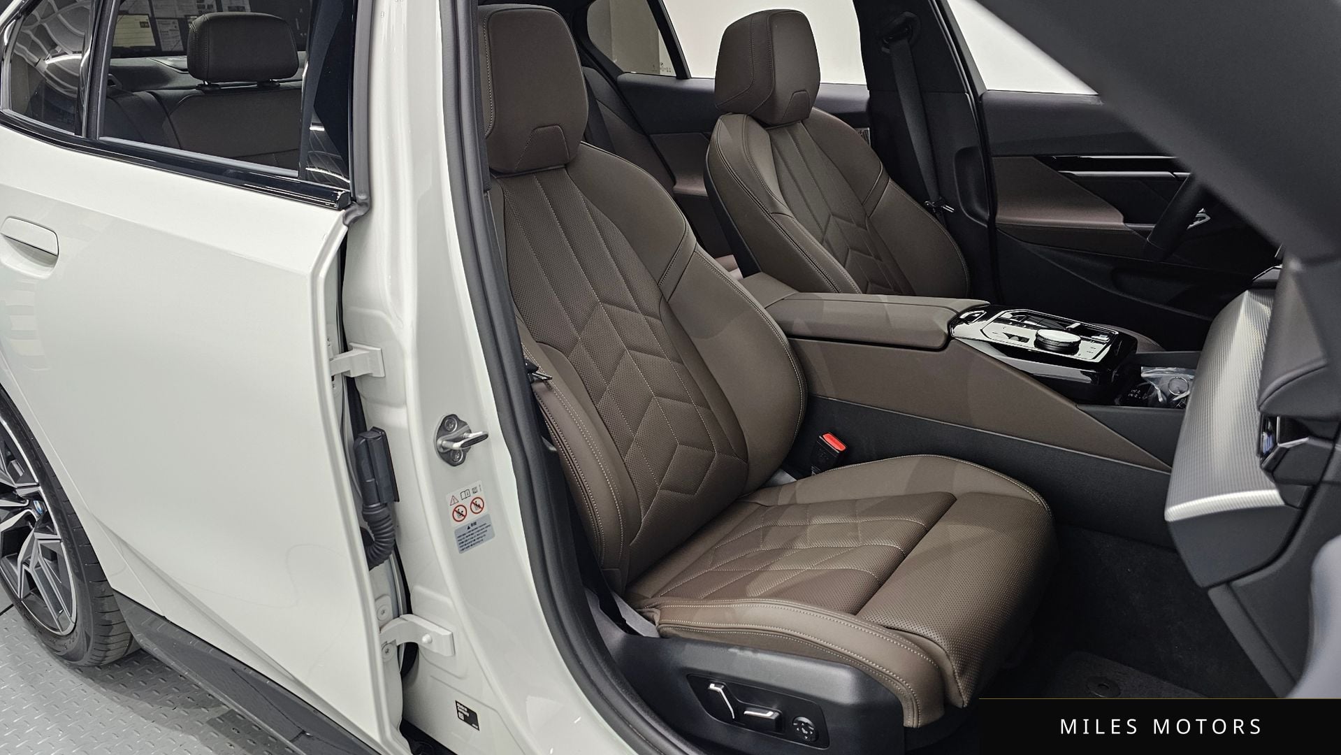 BMW 5 Series (G60) 2024 — миниатюра 11