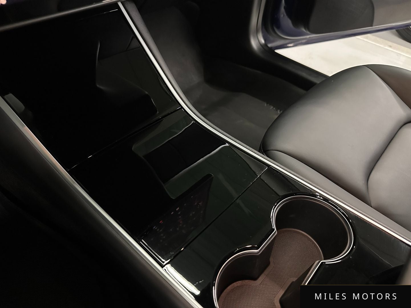 Tesla 모델 3 2020 — миниатюра 15