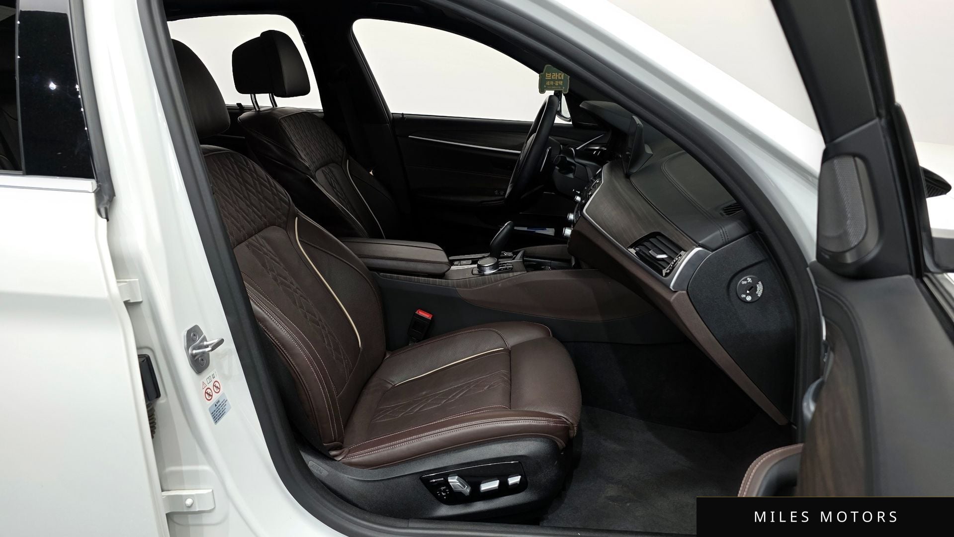 BMW 5 Series (G30) 2020 — миниатюра 11