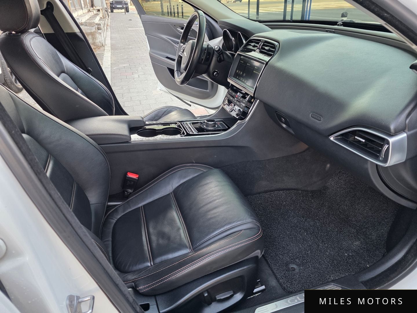 Jaguar XE 2017 — миниатюра 12