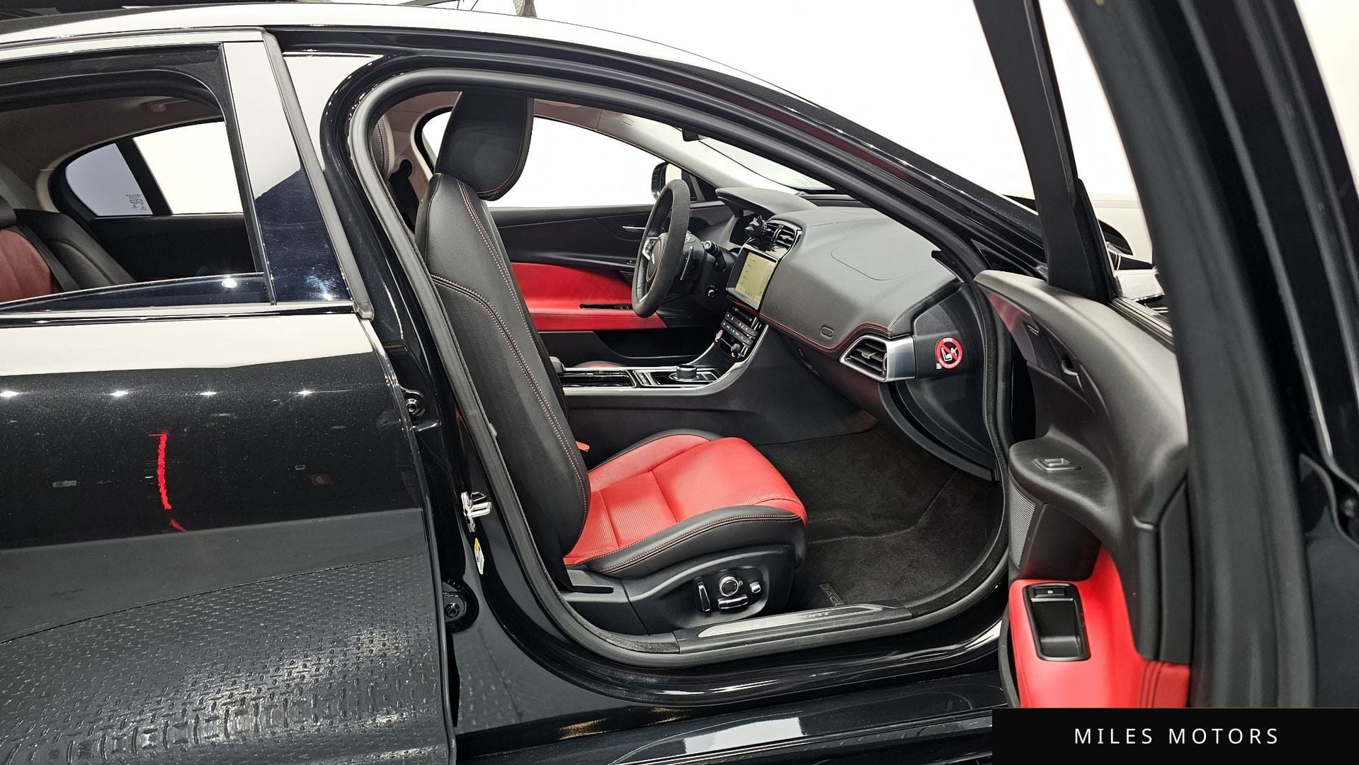 Jaguar XE 2018 — миниатюра 11