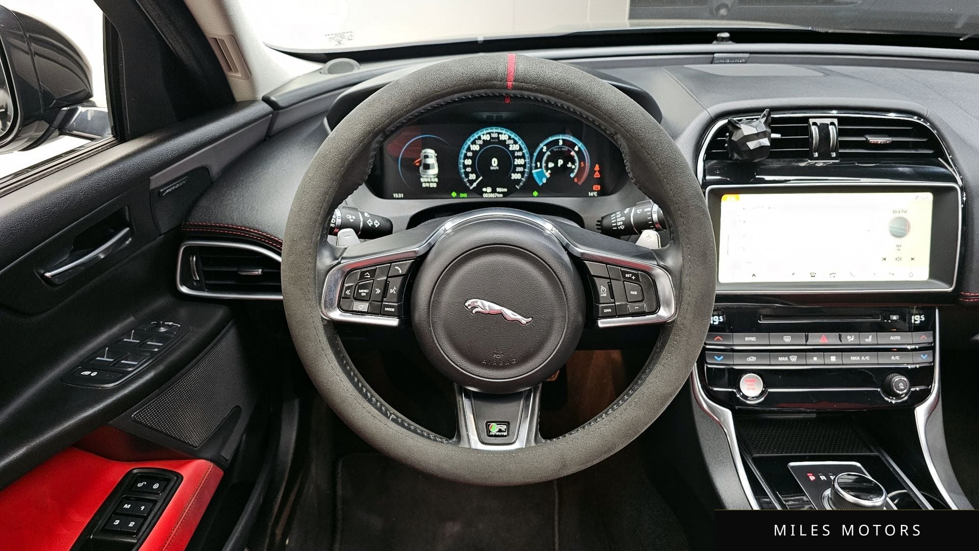 Jaguar XE 2018 — миниатюра 13