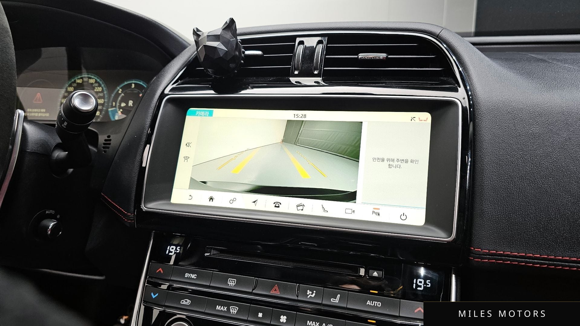 Jaguar XE 2018 — миниатюра 16