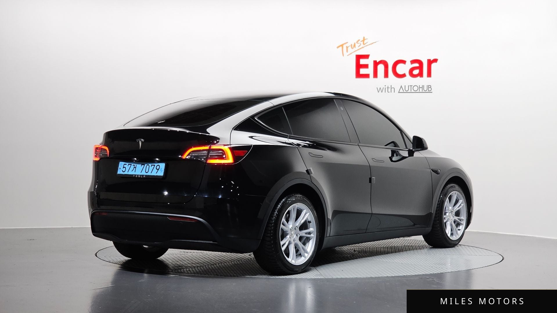 Tesla Model Y 2023 — миниатюра 2