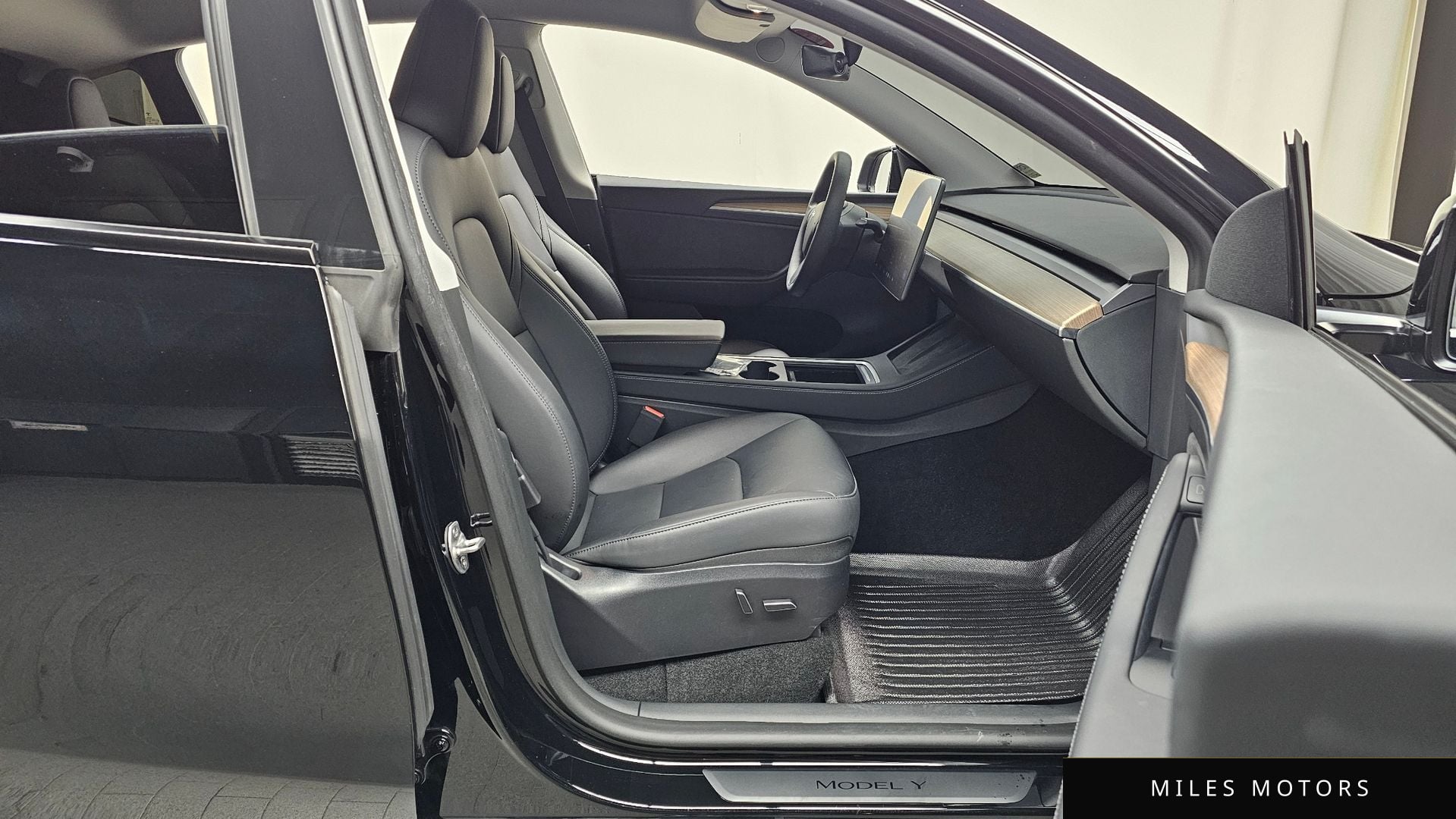 Tesla Model Y 2023 — миниатюра 10