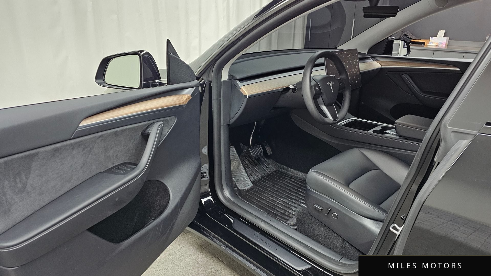 Tesla Model Y 2023 — миниатюра 11