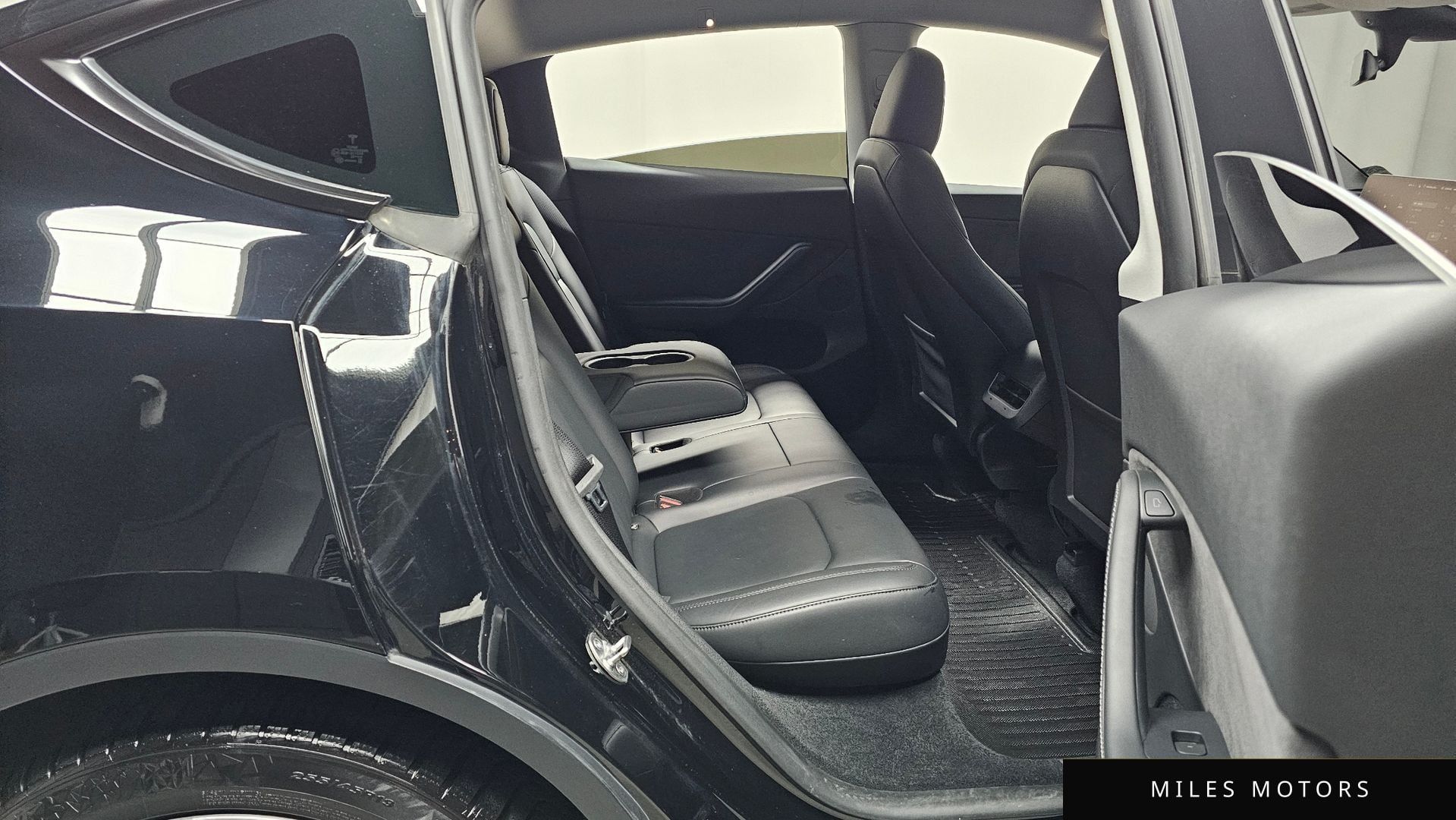 Tesla Model Y 2023 — миниатюра 12