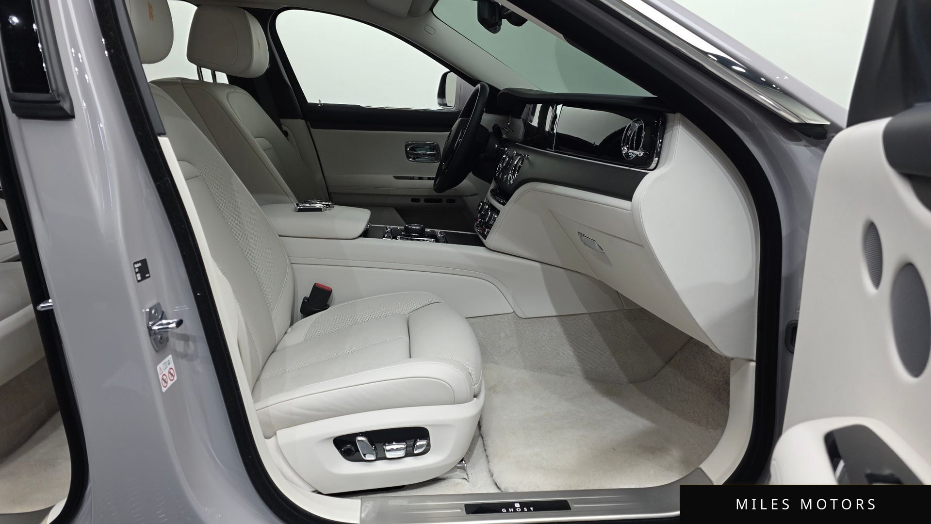 Rolls-Royce 고스트 2024 — миниатюра 11
