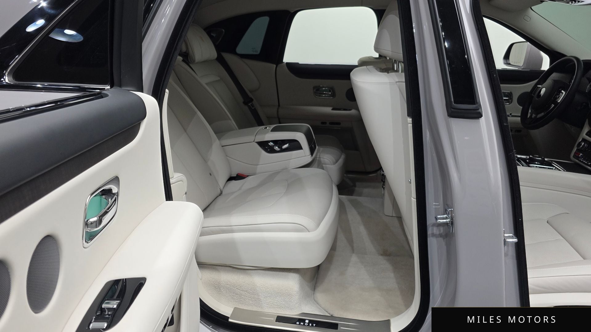 Rolls-Royce 고스트 2024 — миниатюра 12