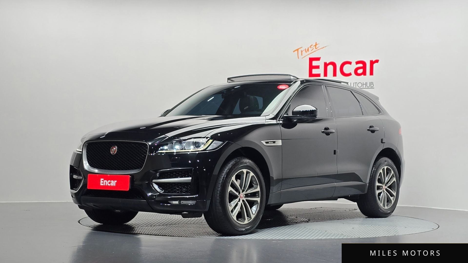 Jaguar F-PACE 2017 — фото 1 из 12