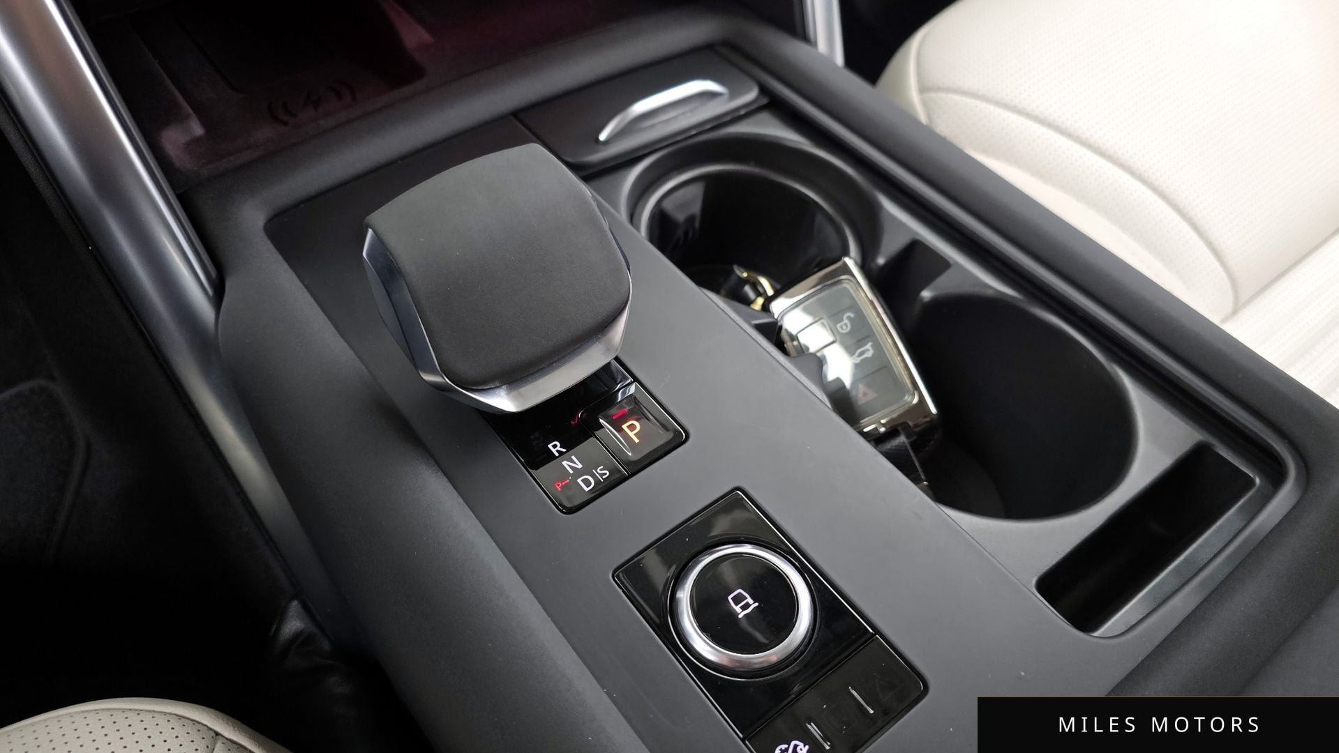 Land Rover Discovery 2023 — миниатюра 9