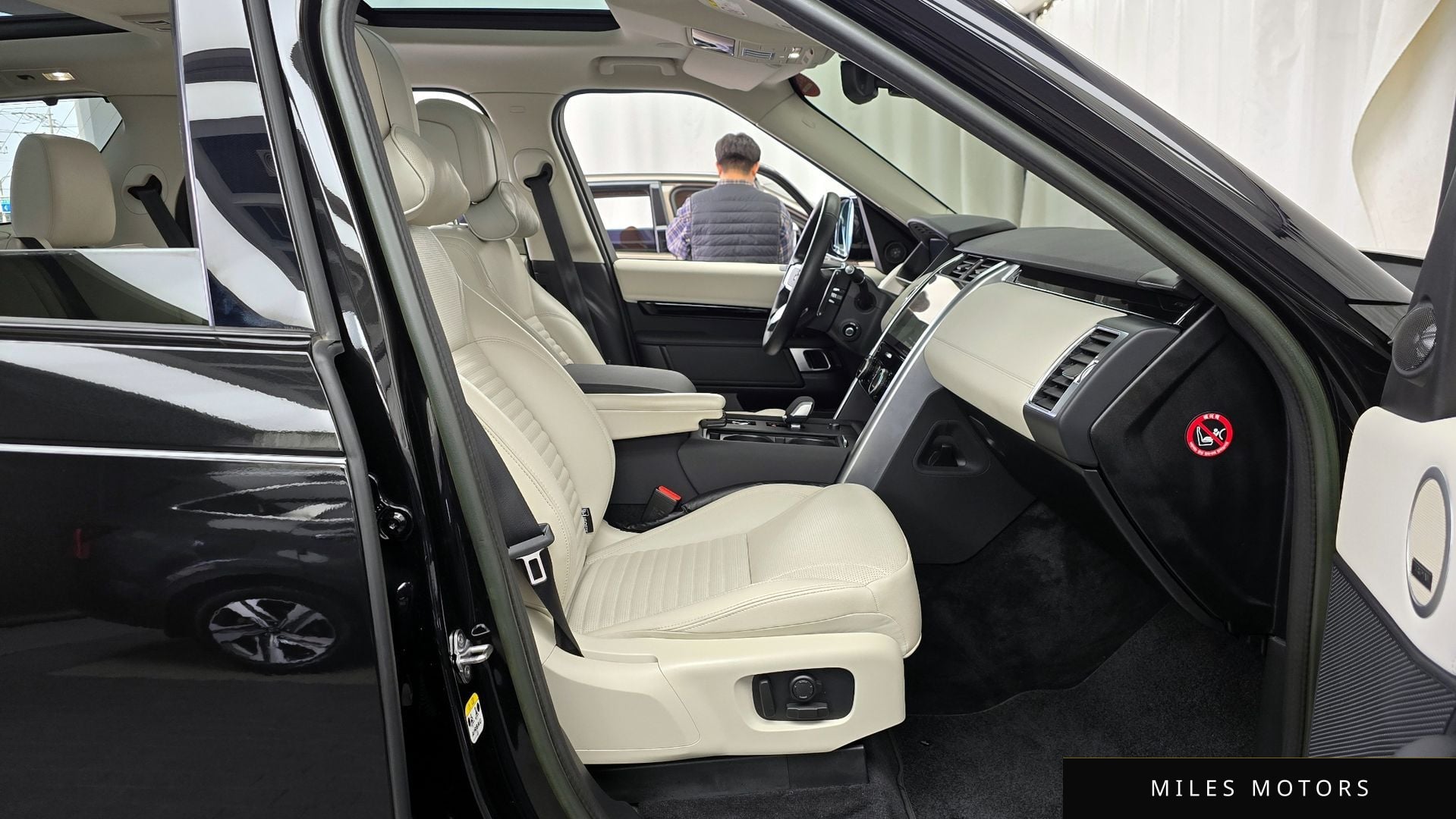 Land Rover Discovery 2023 — миниатюра 11