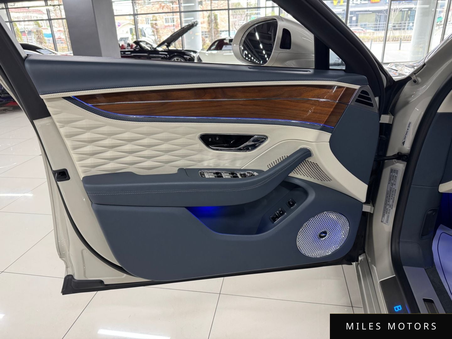 Bentley Flying Spur 2021 — миниатюра 7
