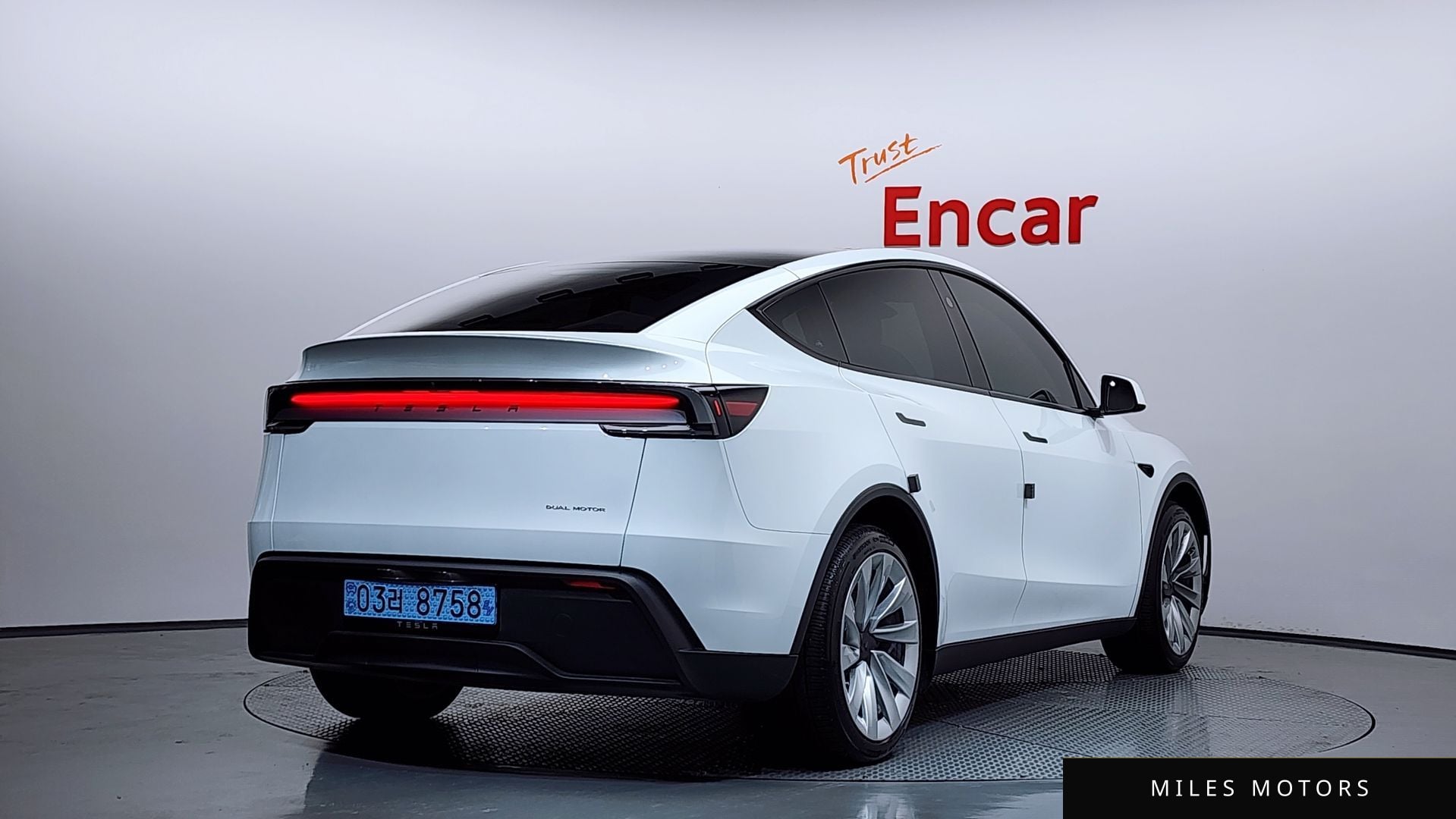 Tesla Model Y 2025 — миниатюра 2