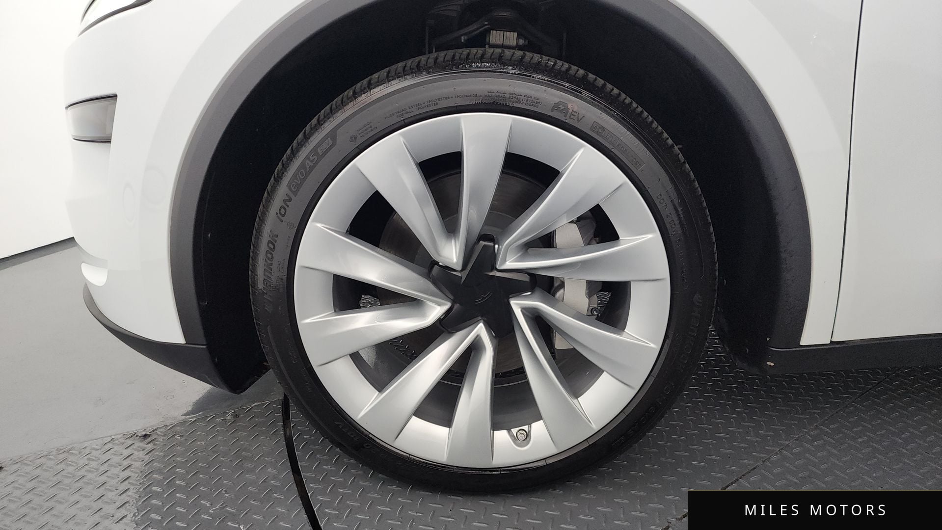 Tesla Model Y 2025 — миниатюра 5