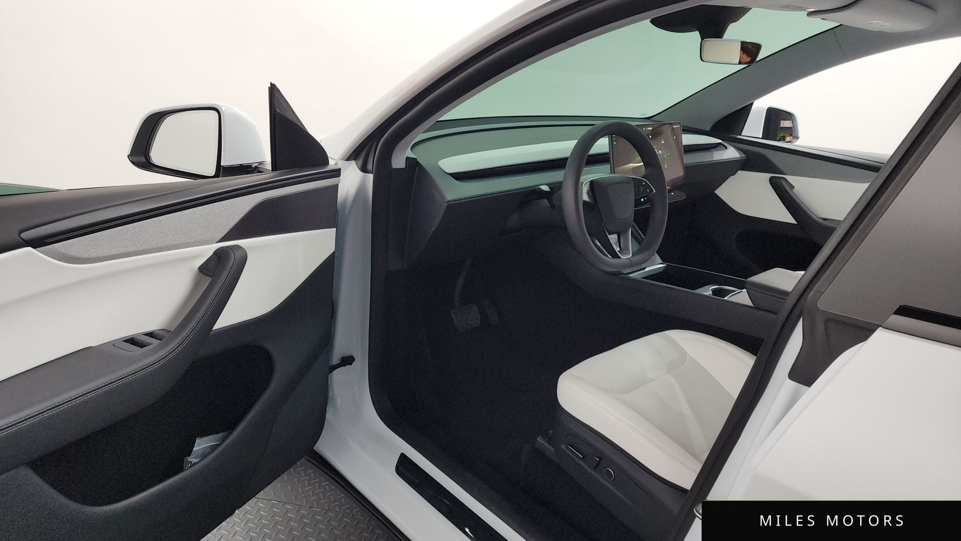 Tesla Model Y 2025 — миниатюра 10